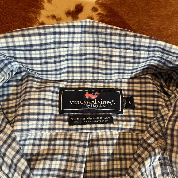 Vineyard Vines Mens slim fit whale shirt 
size small
No flaws! - Picture 3 of 4